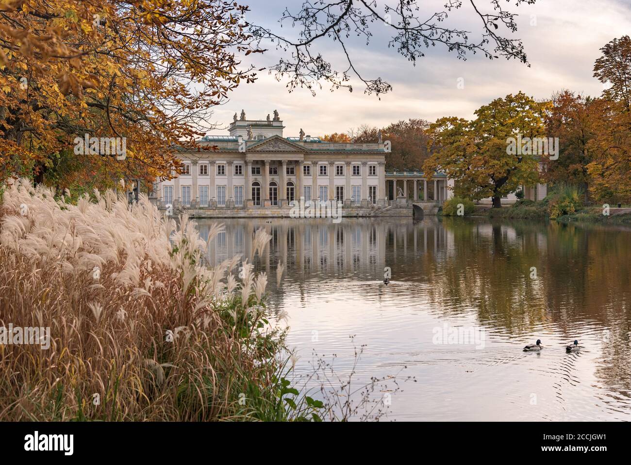 Vista serale autunnale dello stagno e del palazzo nel Royal Baths Park di Varsavia Foto Stock