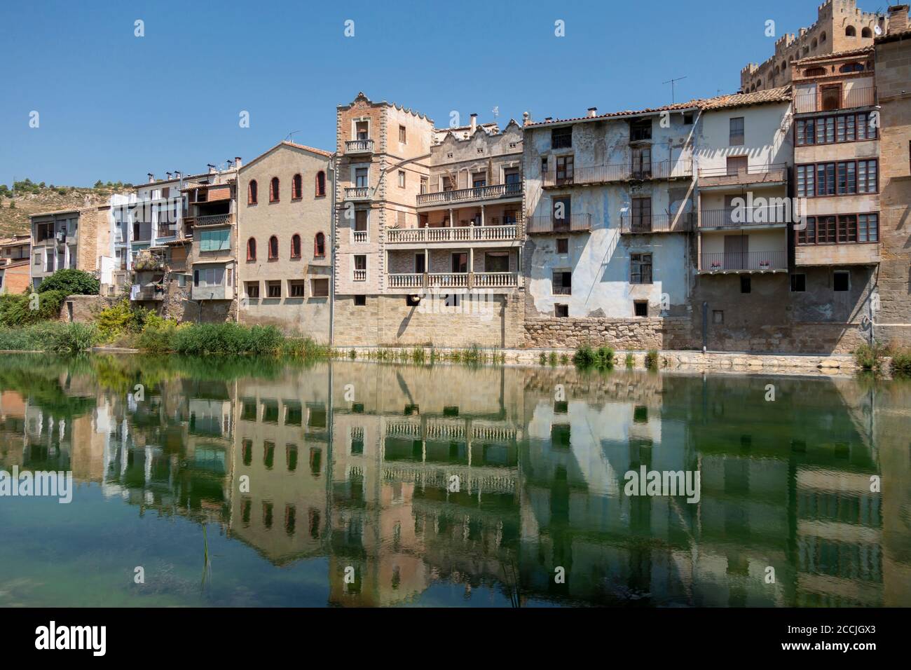 Città medievale di Valderrobres, in provincia di Teruel, Aragona (Spagna). Il fiume Matarranya e il famoso ponte medievale Foto Stock