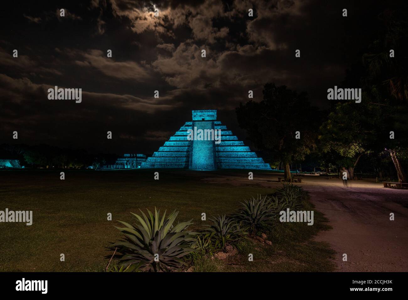 Vista notturna della piramide Maya di Kukulcan El Castillo con luce blu di notte. Rovine dell'antica città maya, Foto Stock