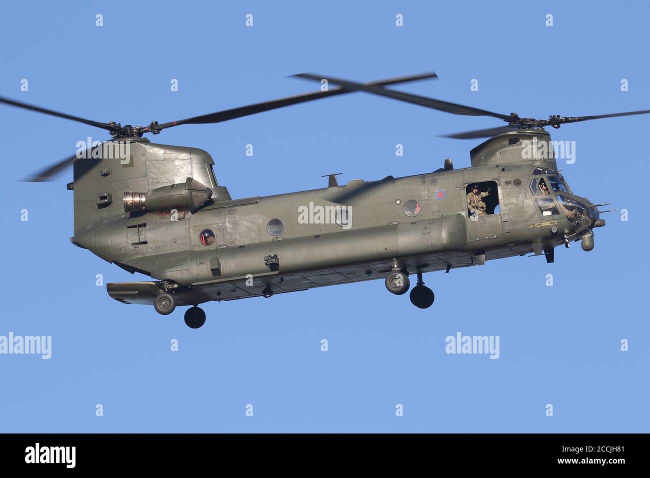 RAF Chinook HC6A sull'approccio al campo d'aviazione di Wattisham durante l'esercizio Talon Hydra. Foto Stock