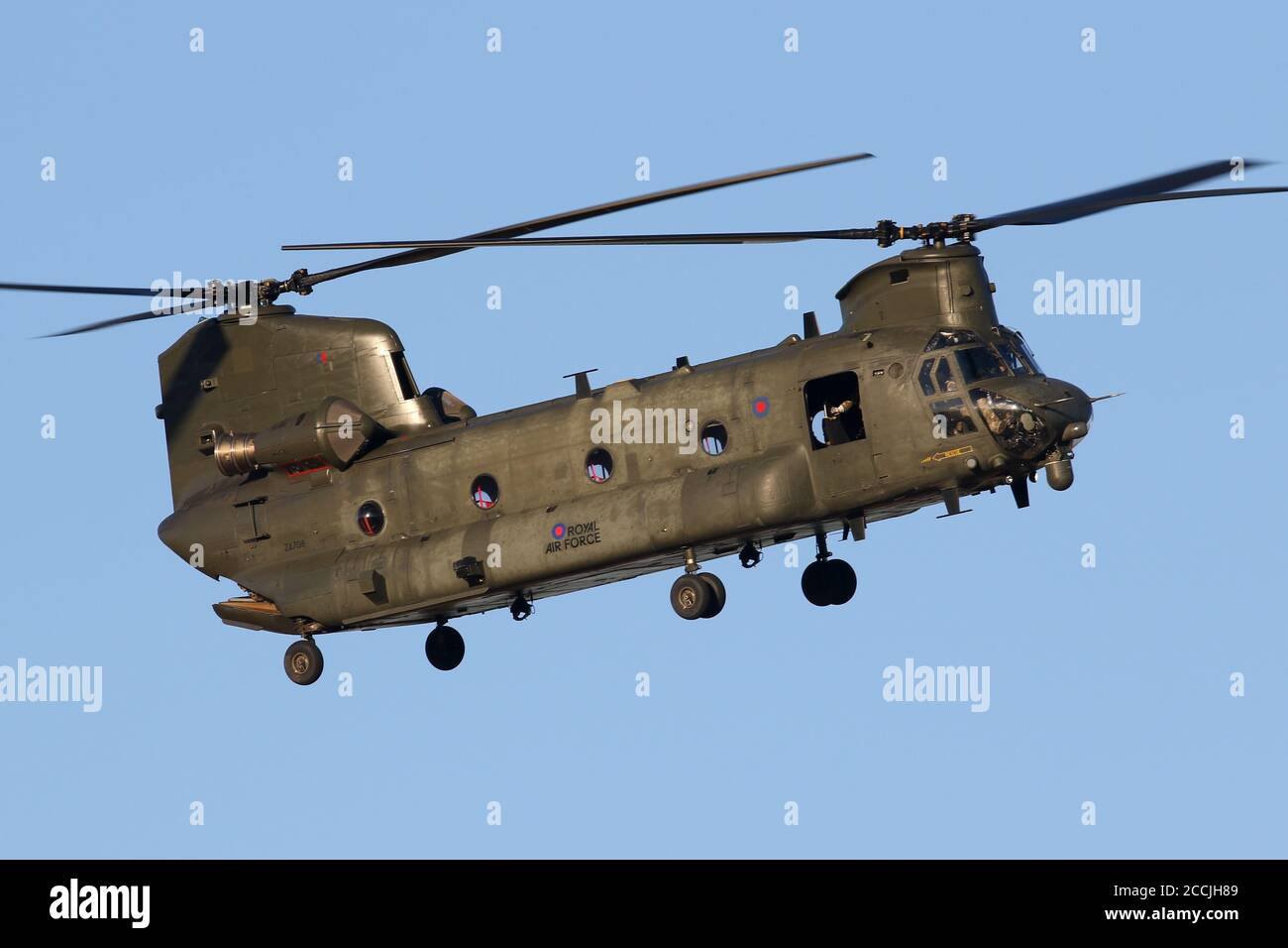 RAF Chinook elicottero pesante in avvicinamento al campo d'aviazione di Wattisham. Foto Stock