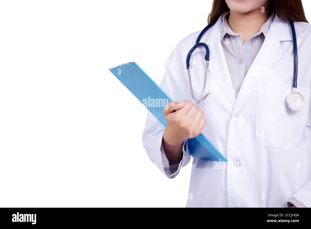 Giovane medico asiatico con abito medico uniforme con stetoscopio che tiene una clipboard . Bella Asia modello femminile nel suo 20s. Isolare su sfondo bianco Foto Stock