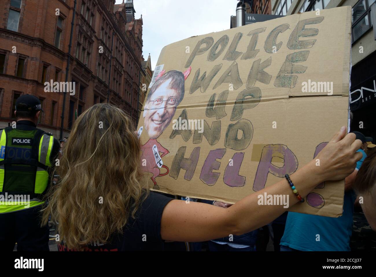 Donna dell'ala destra, con poster, che mostra Bill Gates e polizia, sveglia e aiuto. Foto Stock