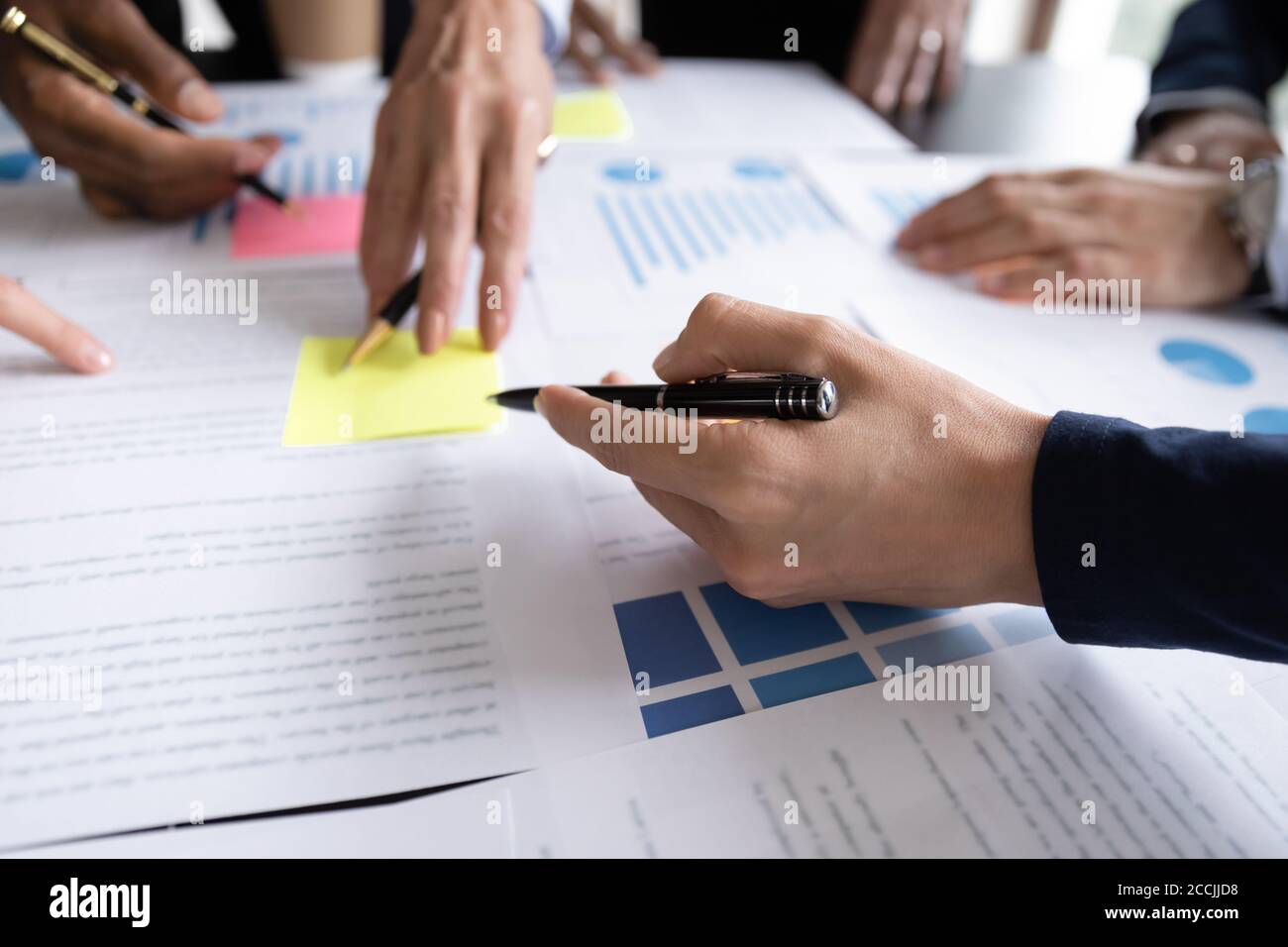 Diversi partner d'affari che lavorano in ufficio insieme Foto Stock