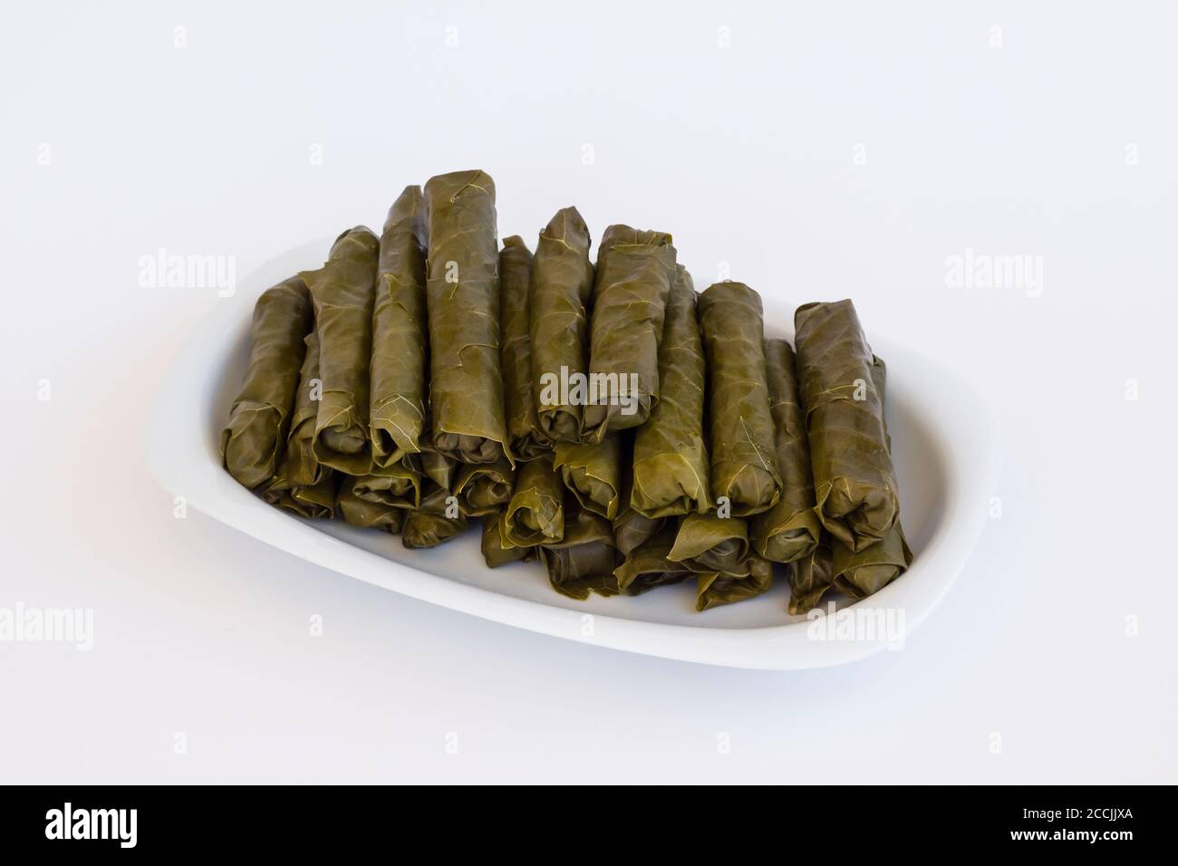 Tradizionale cibo turco farcito con vite umida, foglie d'uva arrotolate Plate. Pronto per mangiare Foto Stock
