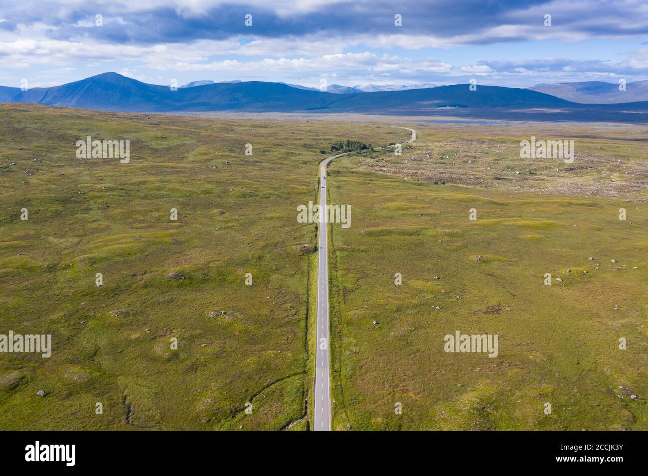 Vista aerea della strada A82 che attraversa Rannoch Moor in estate, Scozia, Regno Unito Foto Stock