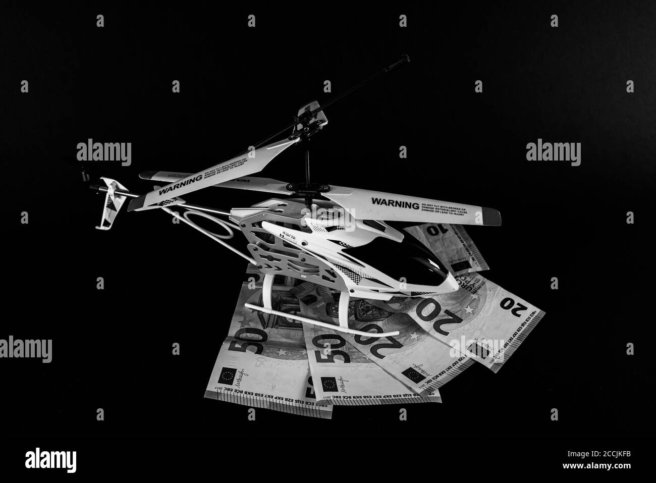 terni, italia agosto 21 2020 : elicottero modello su banconote in euro di diverse denominazioni Foto Stock