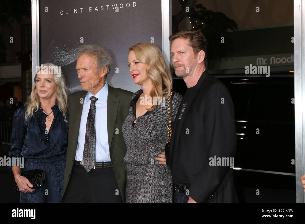 LOS ANGELES - DEC 10: Christina Sandera, Clint Eastwood, Alison Eastwood, Stacy Poitras al Mule World Premiere al Village Theatre il 10 dicembre 2018 a Westwood, California Foto Stock