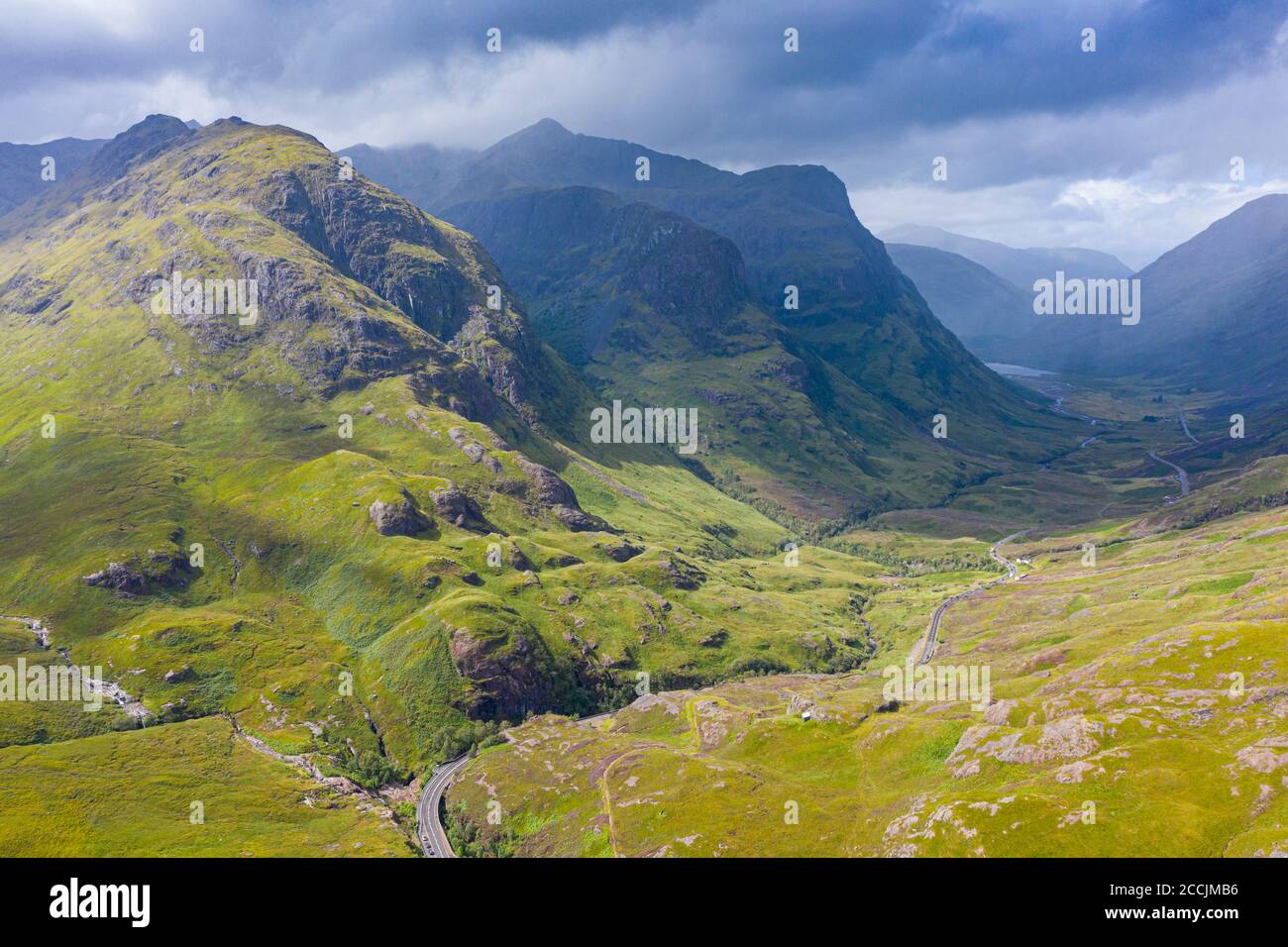 Vista aerea di Beinn Fhada la parte più vicina di Bidean Nam Bian, conosciuta anche come le tre Sorelle di Glencoe , Regione delle Highland, Scozia, Regno Unito Foto Stock