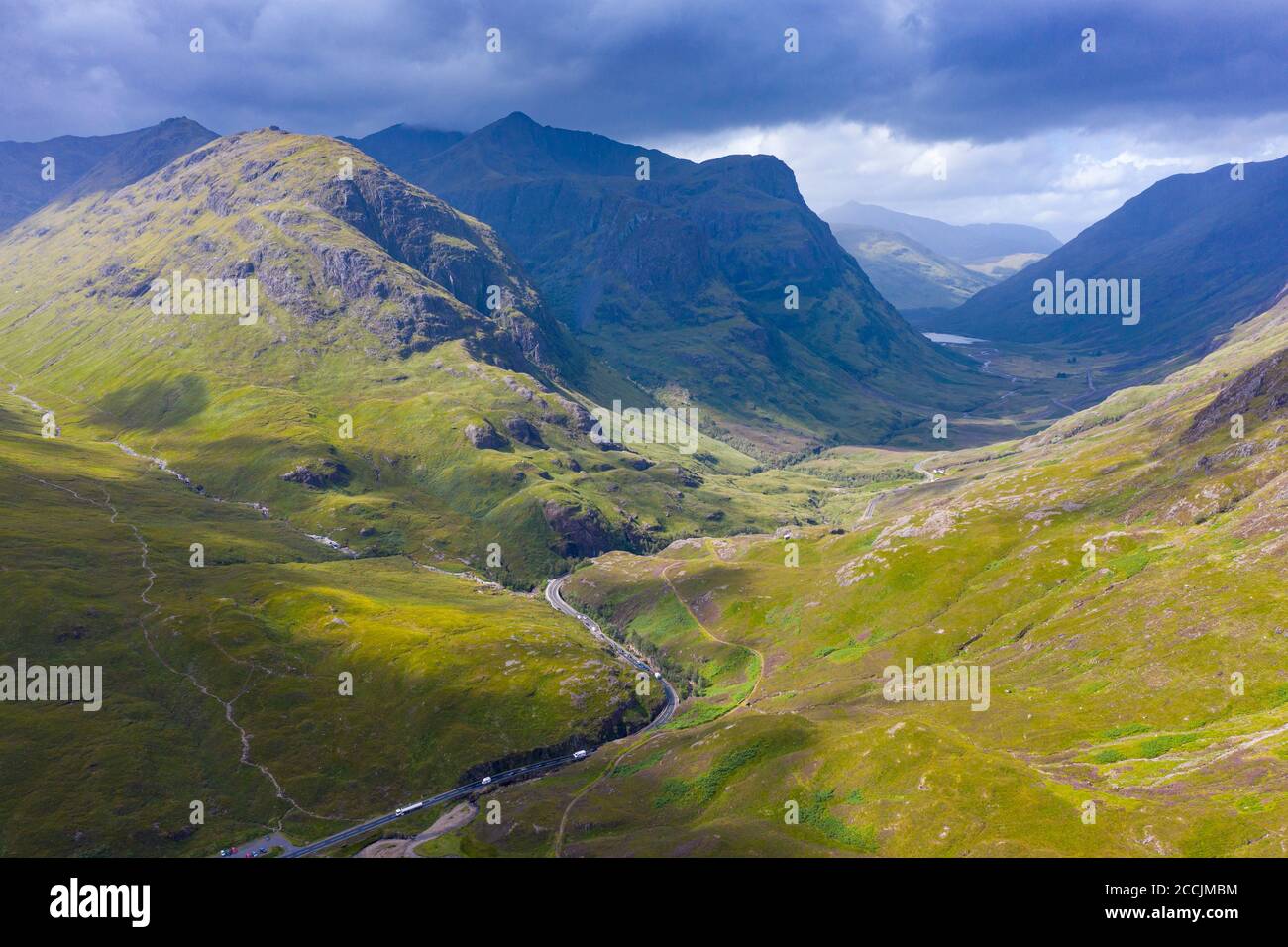 Vista aerea di Beinn Fhada la parte più vicina di Bidean Nam Bian, conosciuta anche come le tre Sorelle di Glencoe , Regione delle Highland, Scozia, Regno Unito Foto Stock