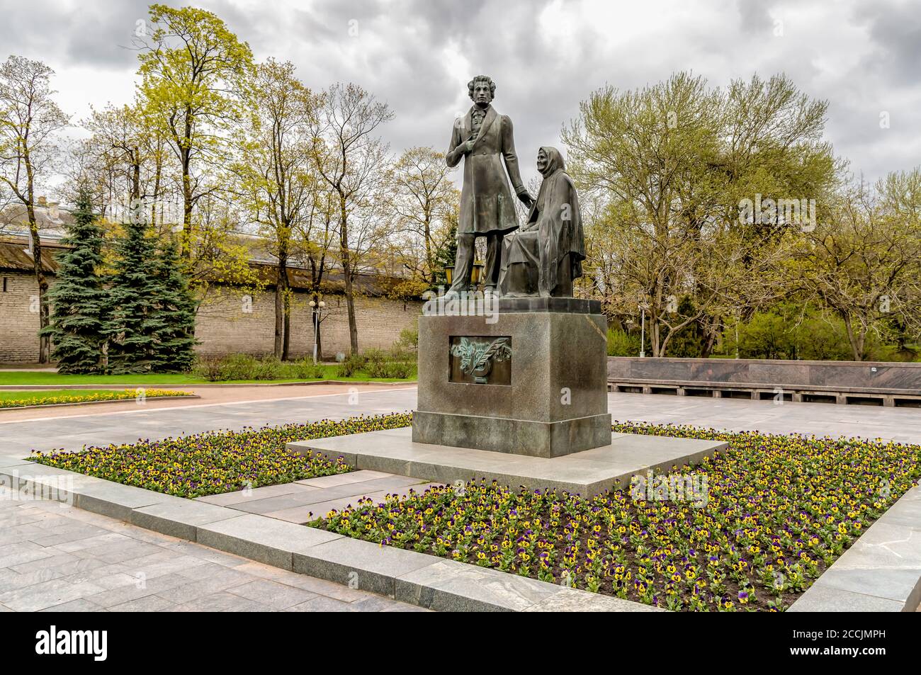 Monumento al poeta russo Alexander Pushkin e la sua bambina Arina Rodionovna nel parco di Pskov, Russia Foto Stock