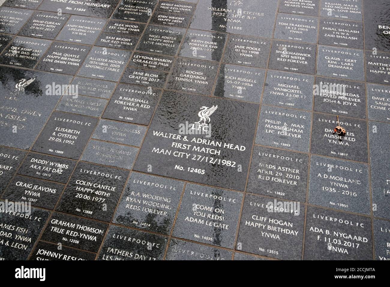 anfield forever pietre sulla passerella fuori anfield sponsorizzato granito piastrelle, merseyside, inghilterra, regno unito Foto Stock