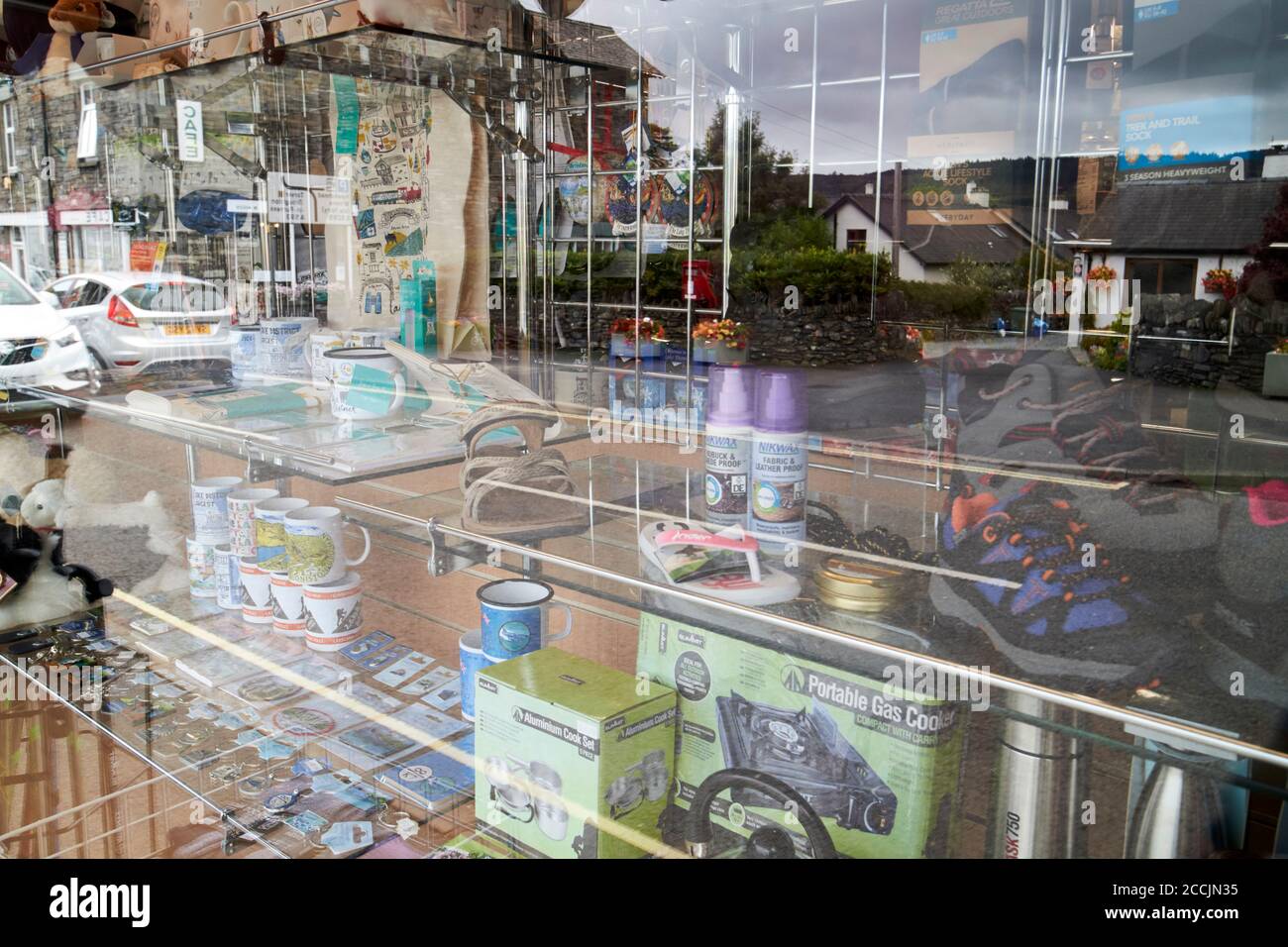 attrezzatura da campeggio per escursioni in vendita nella finestra di un negozio nel distretto del lago di coniston, cumbria, inghilterra, regno unito Foto Stock