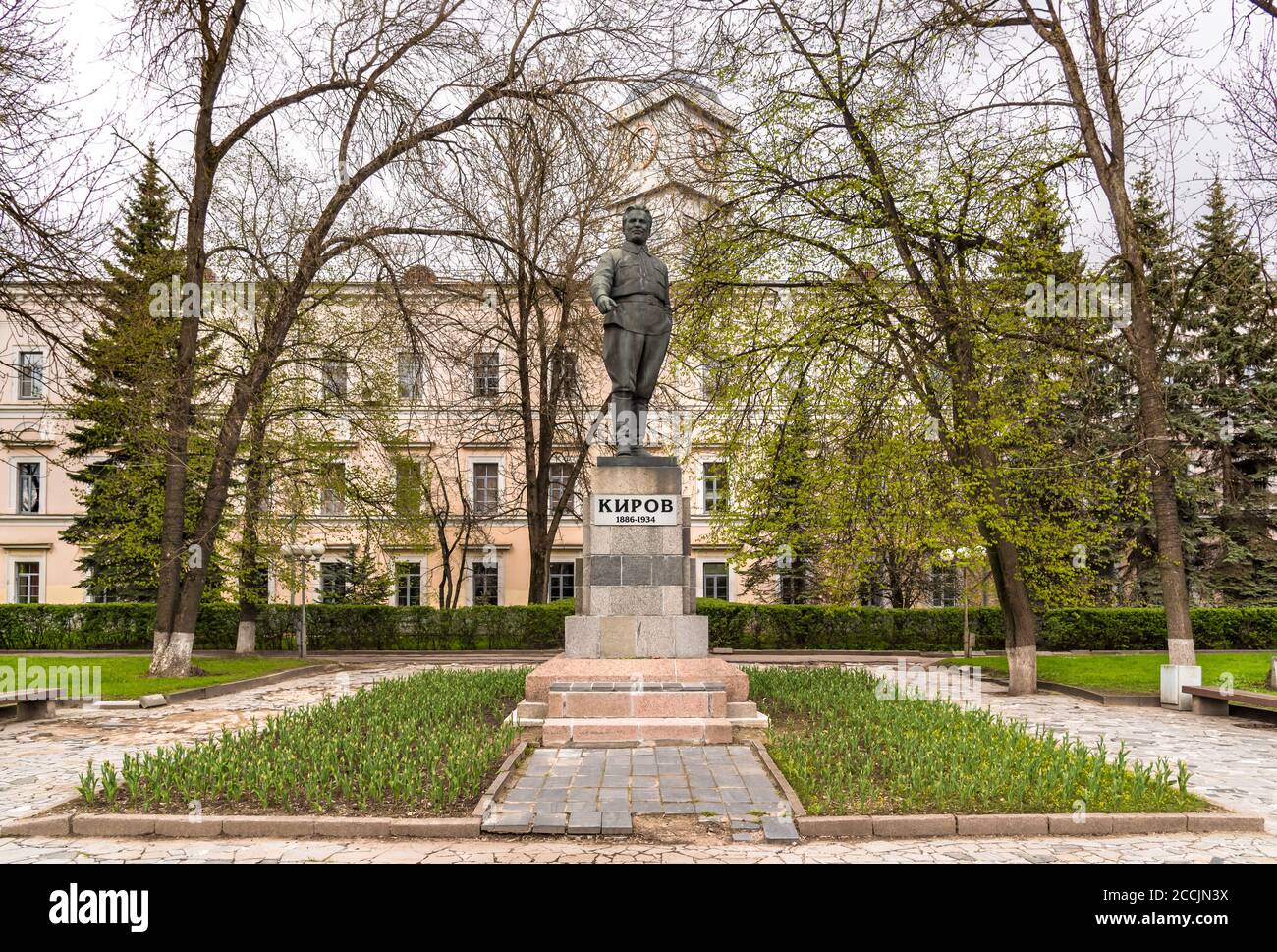 Monumento al comunista russo Sergey Kirov nel parco di Pskov, Russia Foto Stock
