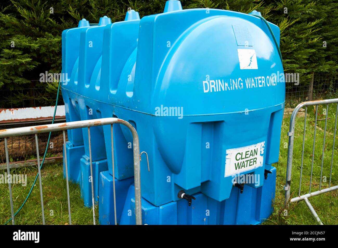 acqua potabile blu solo acqua pulita serbatoio di approvvigionamento in un campeggio nel distretto lago di coniston, cumbria, inghilterra, regno unito Foto Stock
