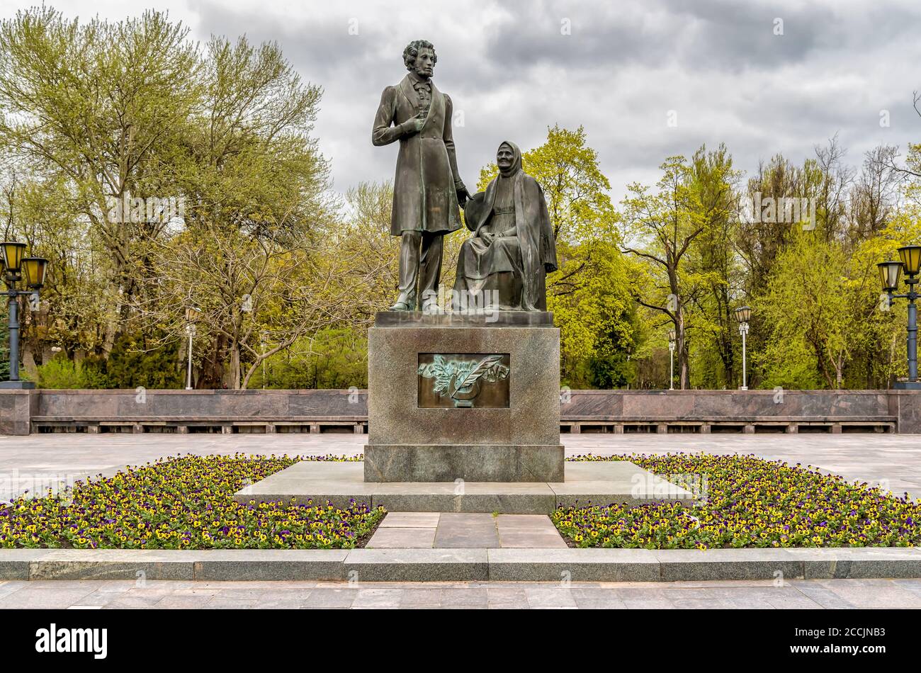 Monumento al poeta russo Alexander Pushkin e la sua bambina Arina Rodionovna nel parco di Pskov, Russia Foto Stock