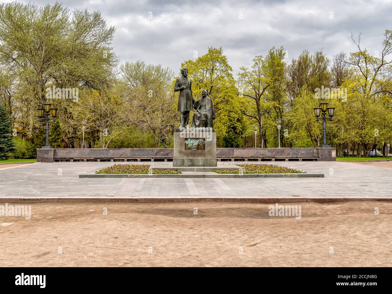 Monumento al poeta russo Alexander Pushkin e la sua bambina Arina Rodionovna nel parco di Pskov, Russia Foto Stock