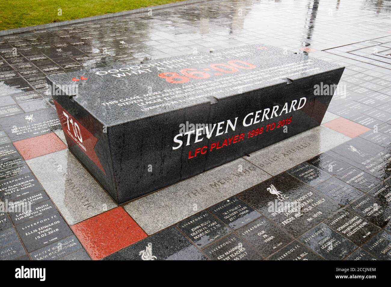 steven gerrard liverpool leggenda uomini che hanno costruito anfield posti a sedere fuori anfield, merseyside, inghilterra, regno unito Foto Stock