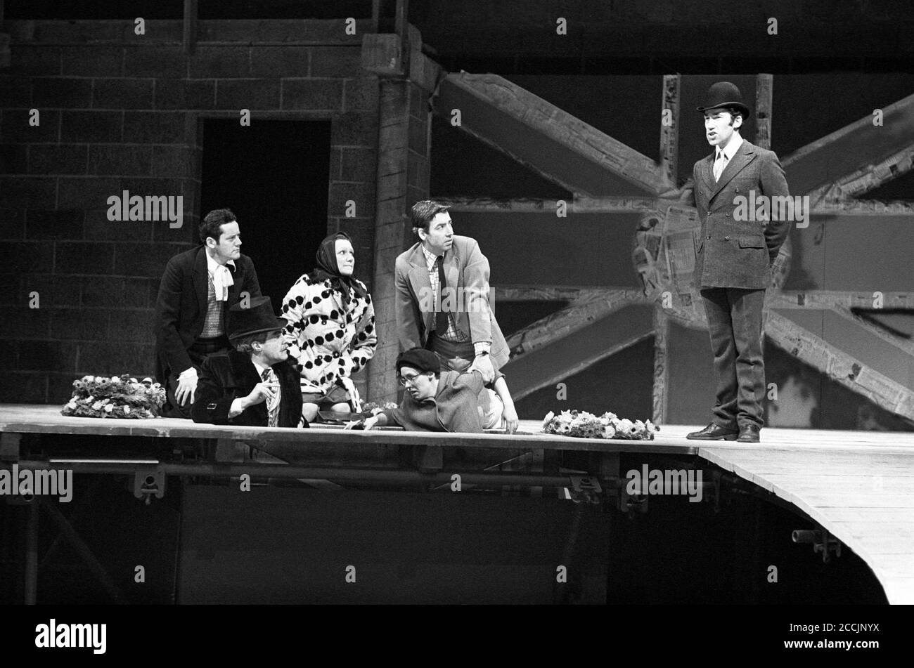 A MAD WORLD, MY MASTERS by Barrie Keeffe design: Hayden Griffin illuminazione: Rory Dempster registi: William Gaskill & Max Stafford-Clark l-r: Tony Rohr, David Rintoul, Gillian Barge, Robert Hamilton, Jane Wood, Simon Clow Joint Stock Theatre Company / The Young Vic, Londra SE1 01/05/1977 (c) Donald Cooper Foto Stock