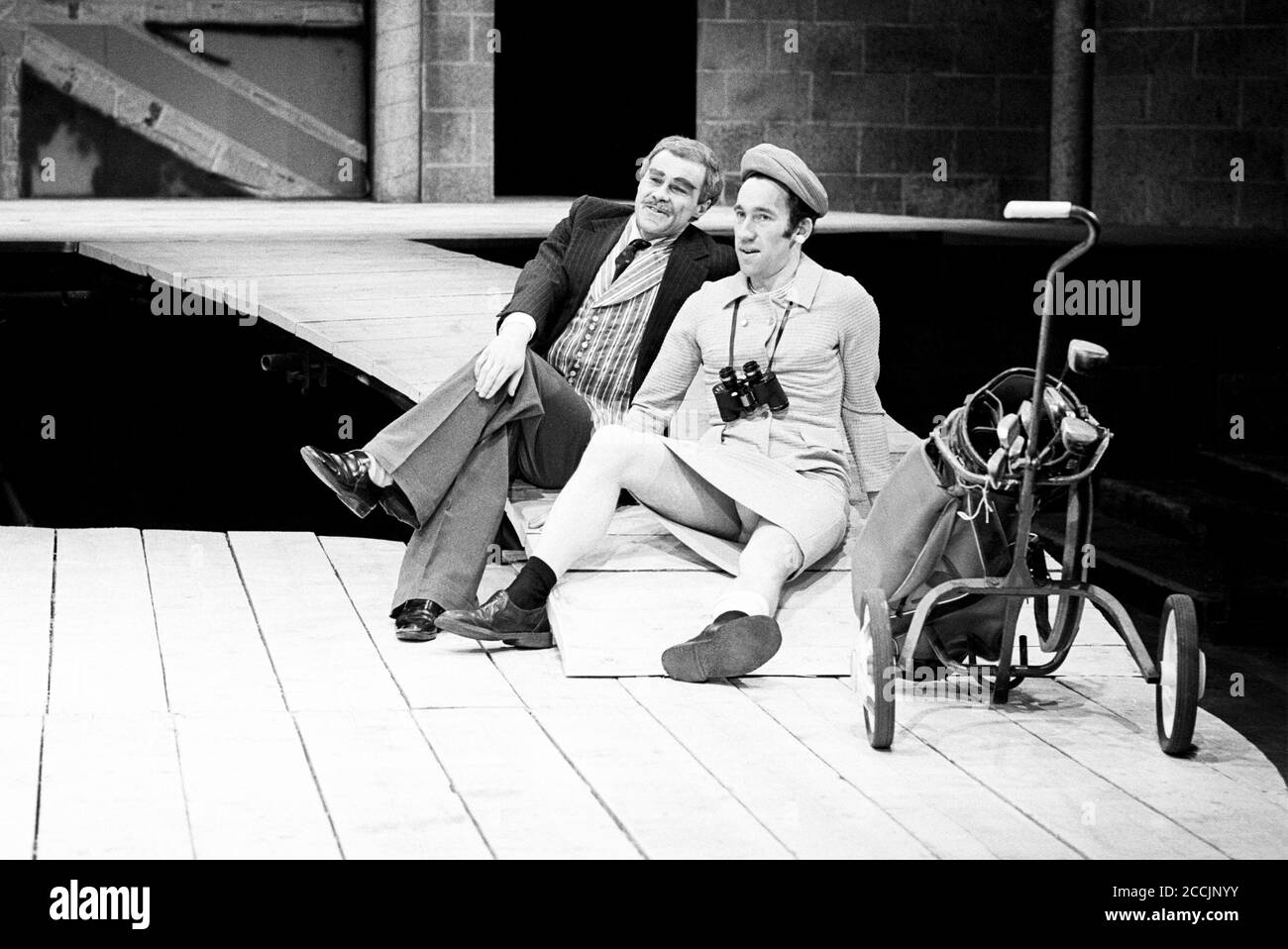 A MAD WORLD, MY MASTERS by Barrie Keeffe design: Hayden Griffin illuminazione: Rory Dempster registi: William Gaskill & Max Stafford-Clark l-r: David Rintoul, Simon Clow Joint Stock Theatre Company / The Young Vic, Londra SE1 01/05/1977 (c) Donald Cooper Foto Stock