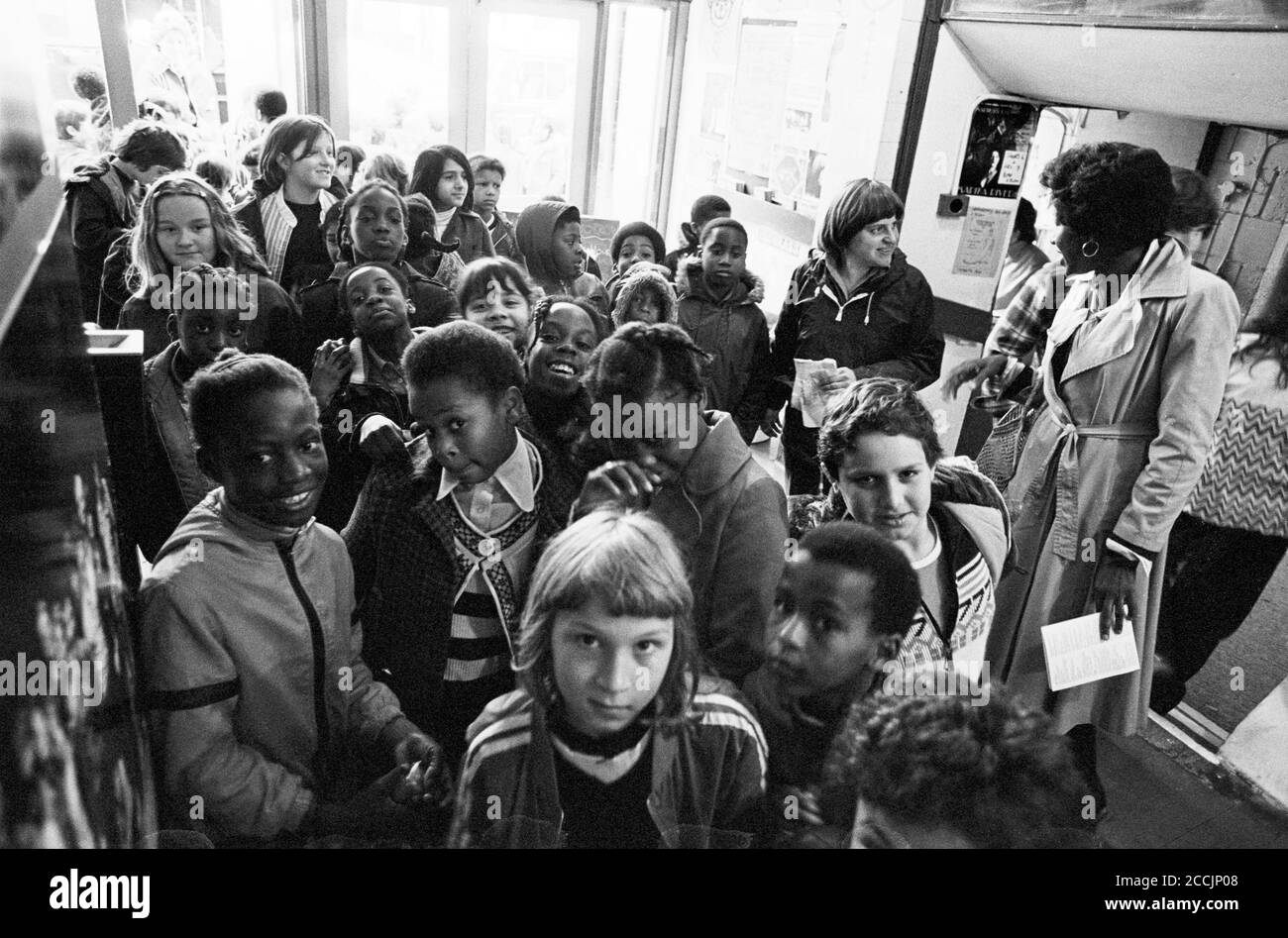 Bambini in attesa di scuola nel foyer per uno spettacolo di FAYRE SUONA al Teatro Young Vic in 1978 parte Del programma Young Vic Education Service (YVES) (c) Donald Cooper Foto Stock