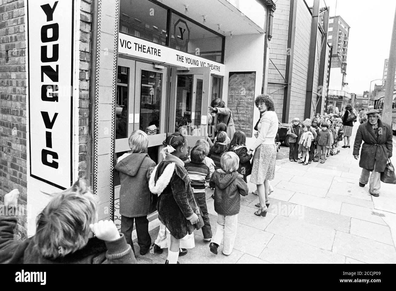 I bambini che arrivano a scuola per uno spettacolo di GIOCO DI FAYRE a. Il Teatro Young Vic nel 1978 parte dei giovani Programma VIC Education Service (YVES) (c) Donald Cooper Foto Stock