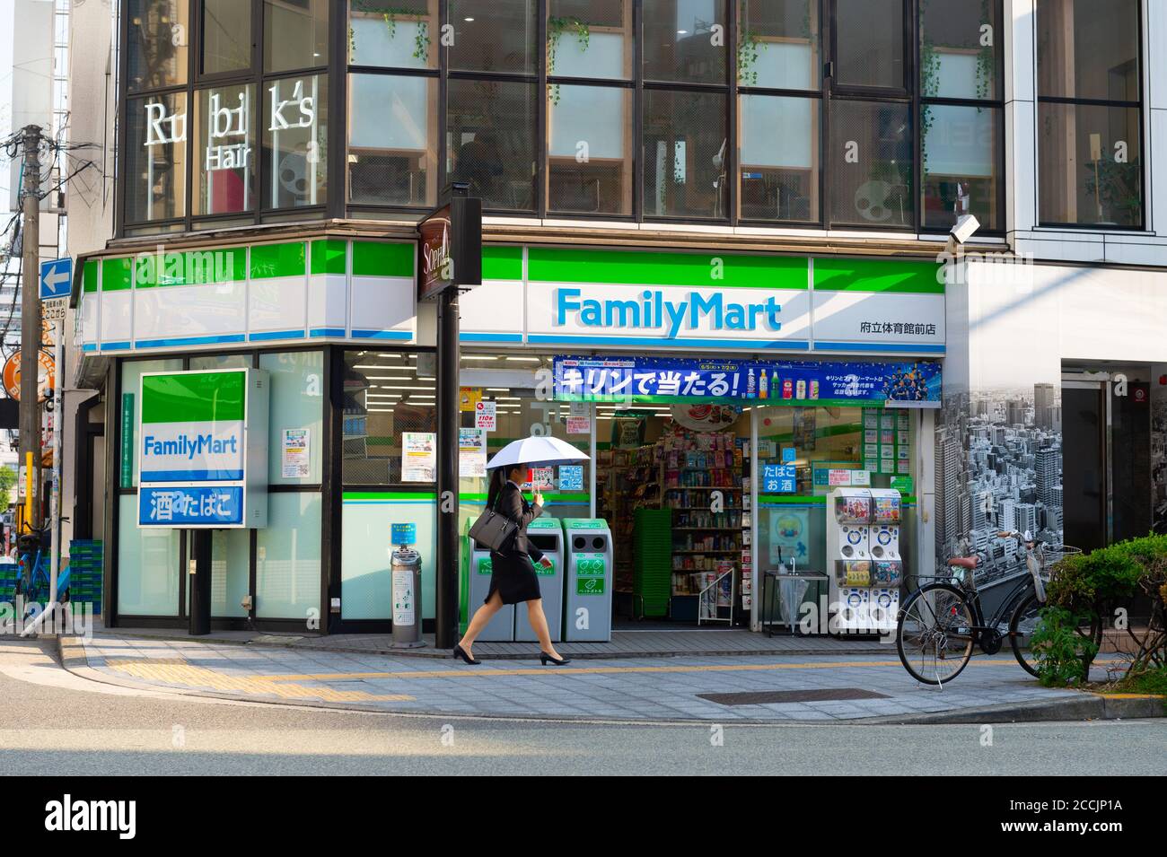 Osaka, GIAPPONE - CIRCA giugno, 2018:FamilyMart (una parola) minimarket è il terzo più grande in 24 ore conveniente negozio mercato, dopo Seven Eleven e. Foto Stock