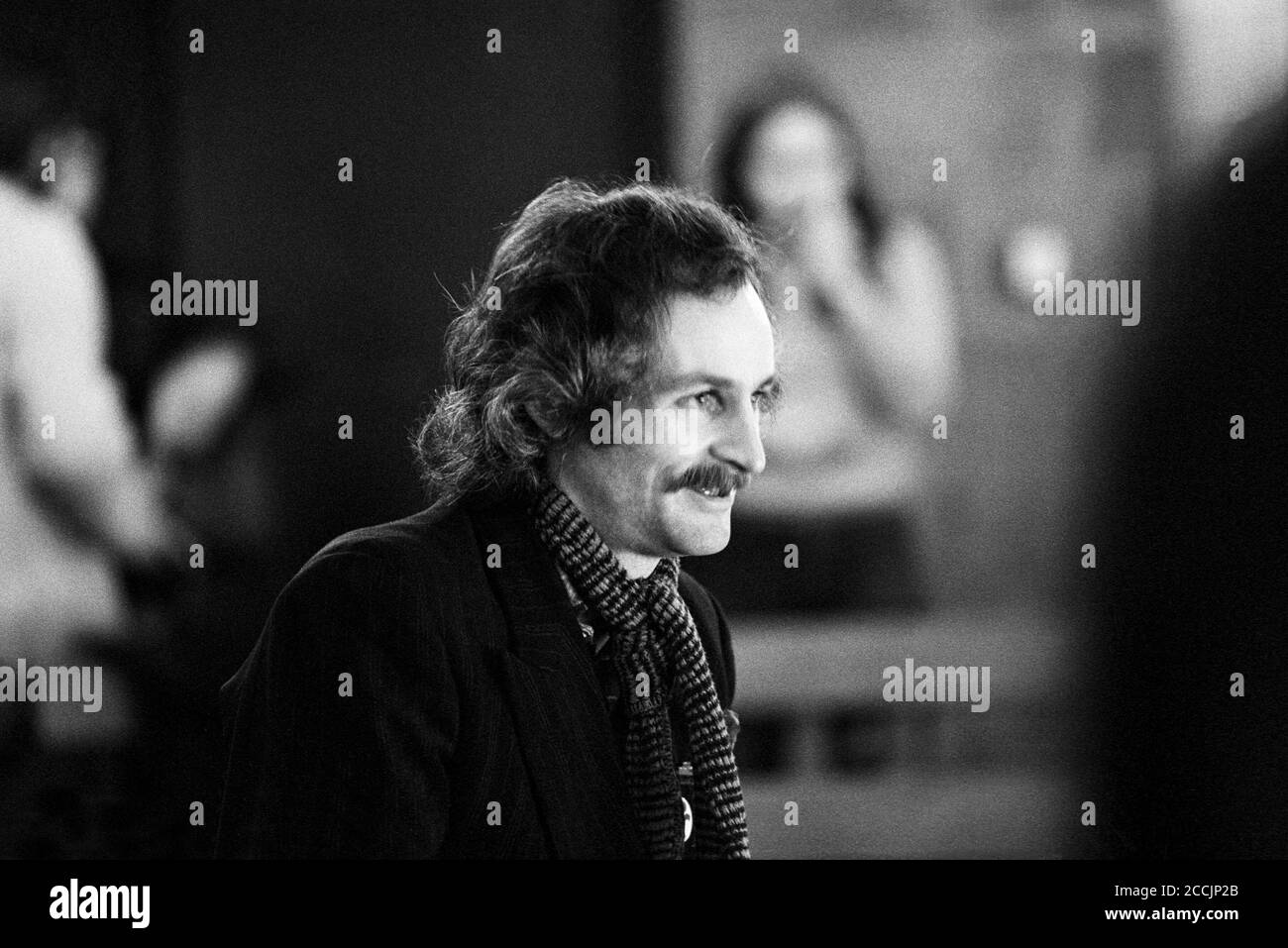 Max Stafford-Clark (co-direttore) durante una prova di UN MONDO MAD, MY MASTERS di Barrie Keeffe al Young Vic, Londra SE1 04/1977 sceneggiatore inglese (c) Donald Cooper Foto Stock