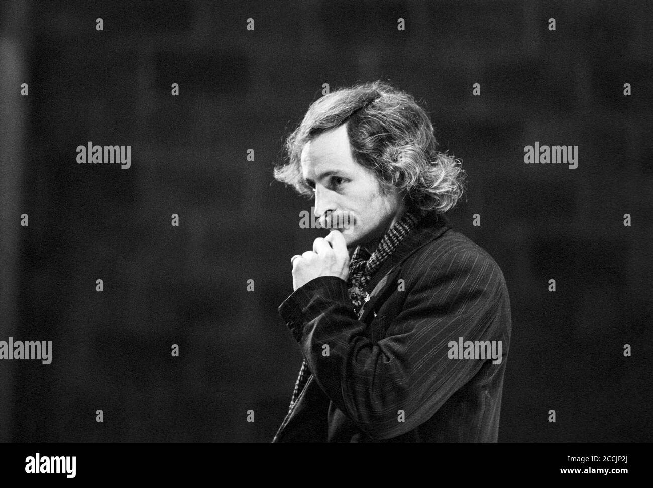 Max Stafford-Clark (co-direttore) durante una prova di UN MONDO MAD, MY MASTERS di Barrie Keeffe al Young Vic, Londra SE1 04/1977 sceneggiatore inglese (c) Donald Cooper Foto Stock