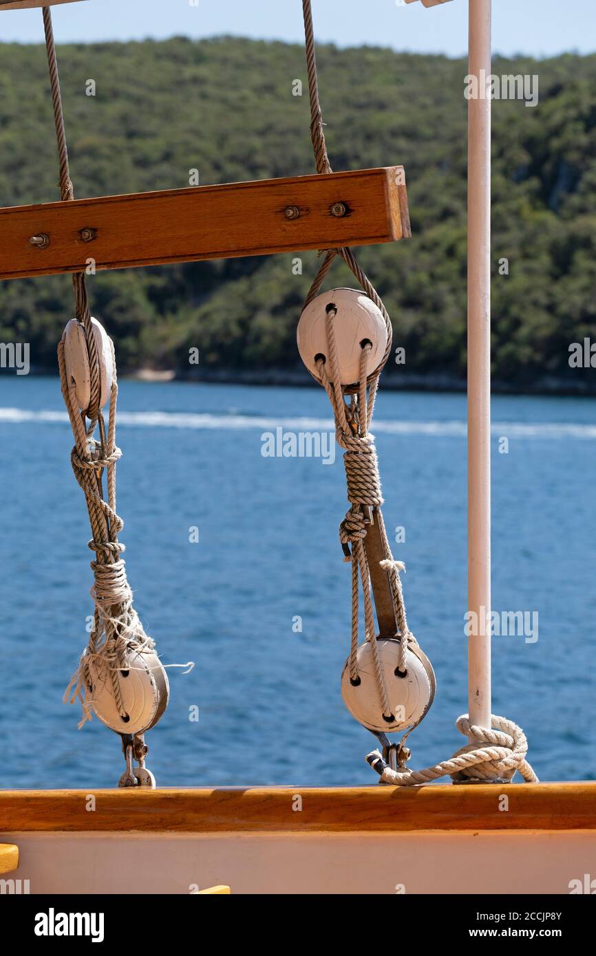 Turnbuckles su una barca di escursione, canale di Lim, Istria, Croazia Foto Stock