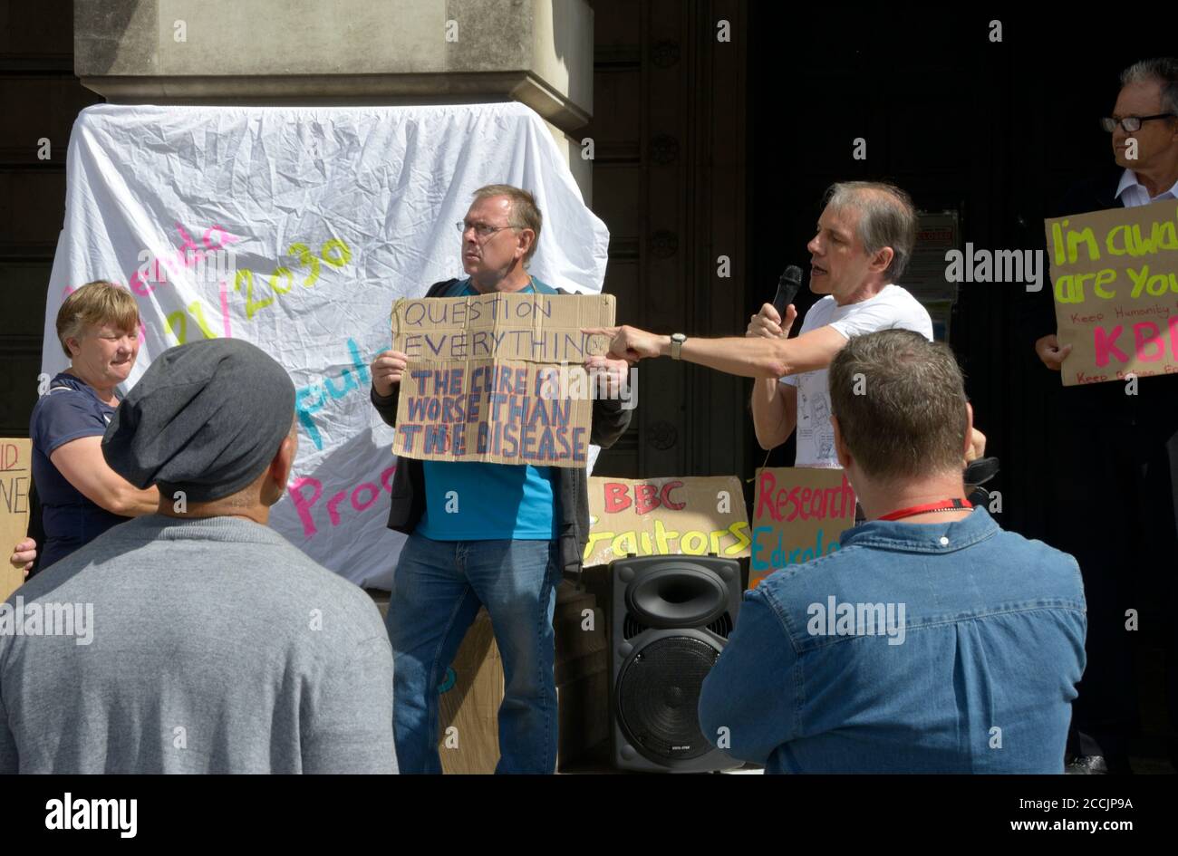 Protesers, 'domanda tutto', cospirazione. Foto Stock