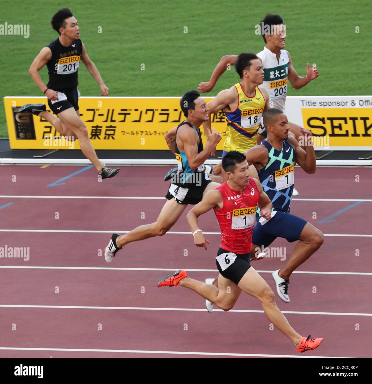 Tokyo, Giappone. 23 agosto 2020. Kiryu Yoshihide (fondo) del Giappone compete nella finale maschile di 100 metri durante il Gran Premio d'Oro 2020 a Tokyo, Giappone, il 23 agosto 2020. Credit: Du Xiaoyi/Xinhua/Alamy Live News Foto Stock