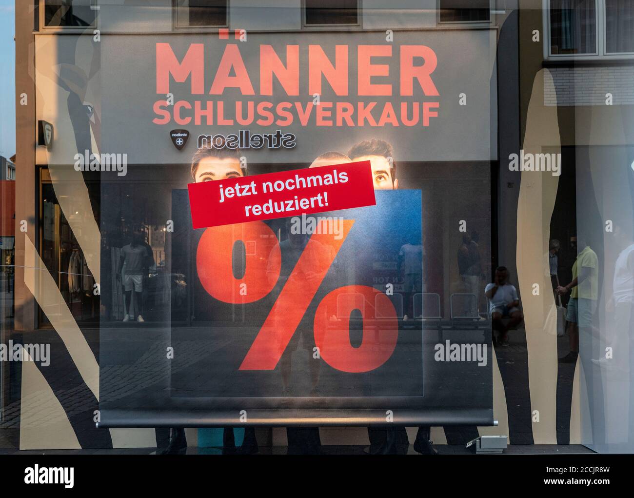 Vendita, vetrina con pubblicità per sconti, percentuali, abbigliamento, uomo sale, ridotto, Treviri, Renania-Palatinato, Germania Foto Stock
