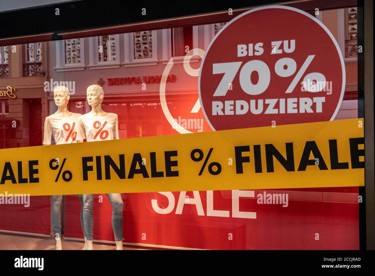 Vendita, vetrina con pubblicità per sconti, percentuali, abbigliamento, manichini, ridotto, Treviri, Renania-Palatinato, Germania Foto Stock