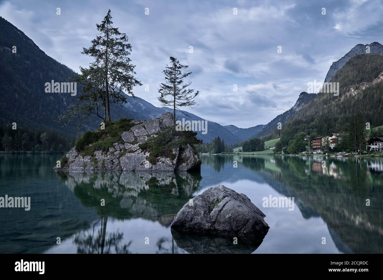 Mattina presto al lago Hintersee con cielo di moody nella terra di Berchtesgadener, Baviera, Germania Foto Stock
