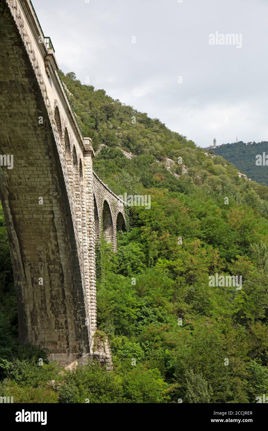 Il ponte ferroviario Solkan costruito in pietra sul fiume Soca vicino a Nova Gorica in Slovenia. Foto Stock