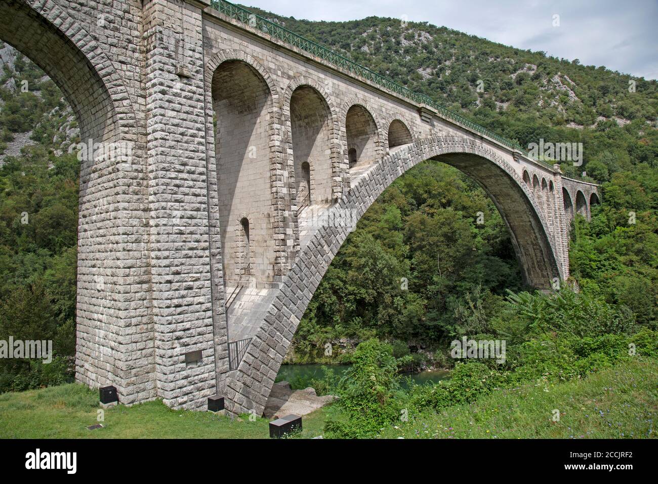 Il ponte ferroviario Solkan costruito in pietra sul fiume Soca vicino a Nova Gorica in Slovenia. Foto Stock