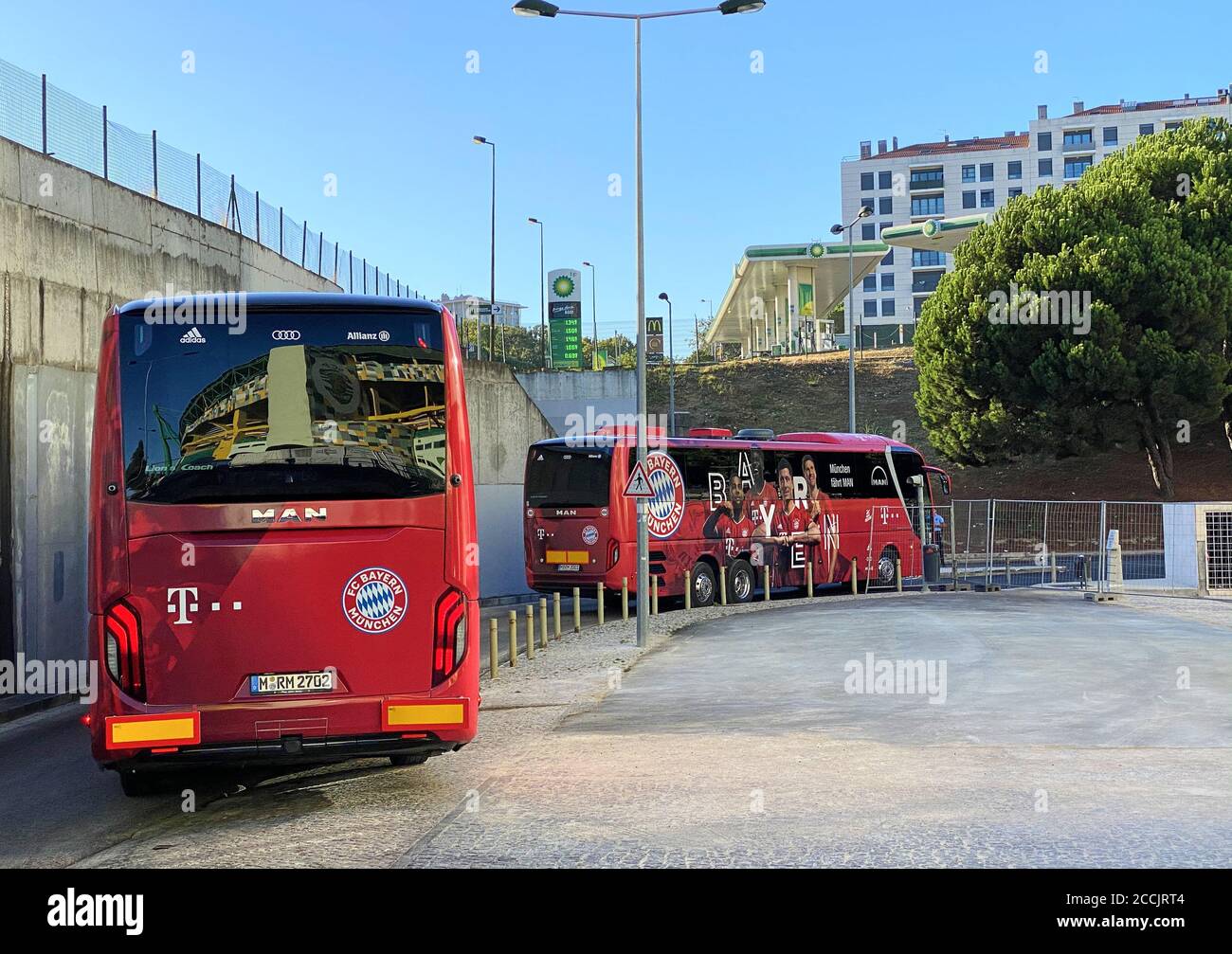 Lisbona, Portogallo. 18 agosto 2020. Firo Football: 22.08.2020 Lisbona, Lisbona, Portogallo, Team bus della FCB dopo la sessione di allenamento per la UEFA Champions League, finale torneo di autobus, Buse fotografo: Peter Schatz/Pool/via/firosportphoto - LE NORMATIVE UEFA VIETANO L'USO DI FOTOGRAFIE come SEQUENZE DI IMMAGINI e/o QUASI-VIDEO - Notizie nazionali e internazionali FUORI uso editoriale | utilizzo in tutto il mondo Credit: dpa/Alamy Live News Foto Stock