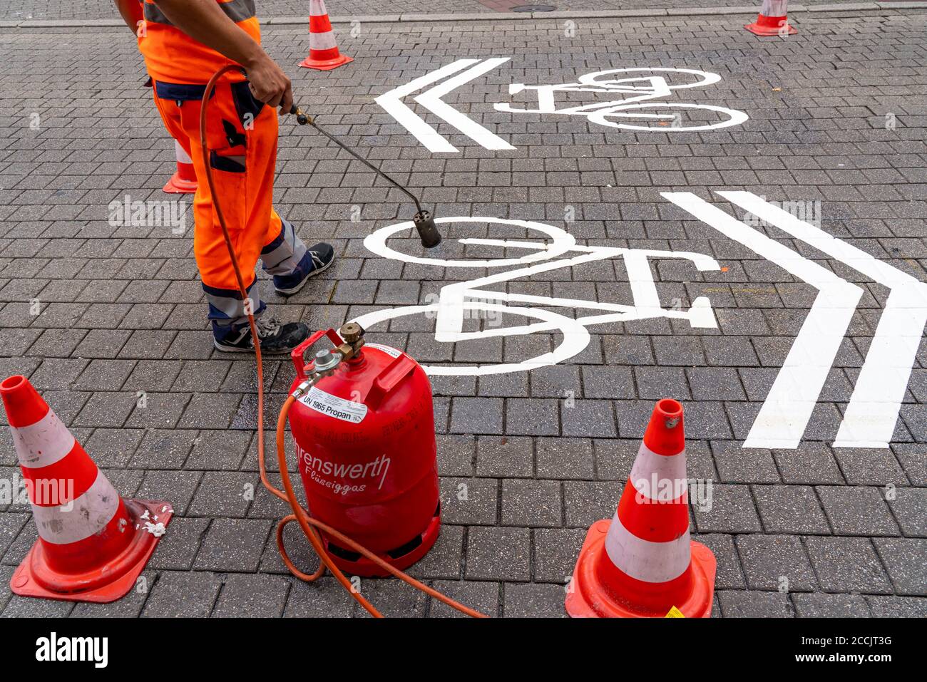 Applicazione della segnaletica stradale, per una strada ciclabile, Rüttenscheider Strasse a Essen, nel quartiere dello shopping e della gastronomia i ciclisti hanno diritto di passaggio Foto Stock