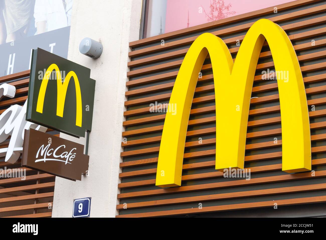 Praga, Repubblica Ceca - 24 Dicembre 2012. Cartello del ristorante McDonald's. McDonald's è la più grande catena di fast food al mondo di hamburger. Foto Stock