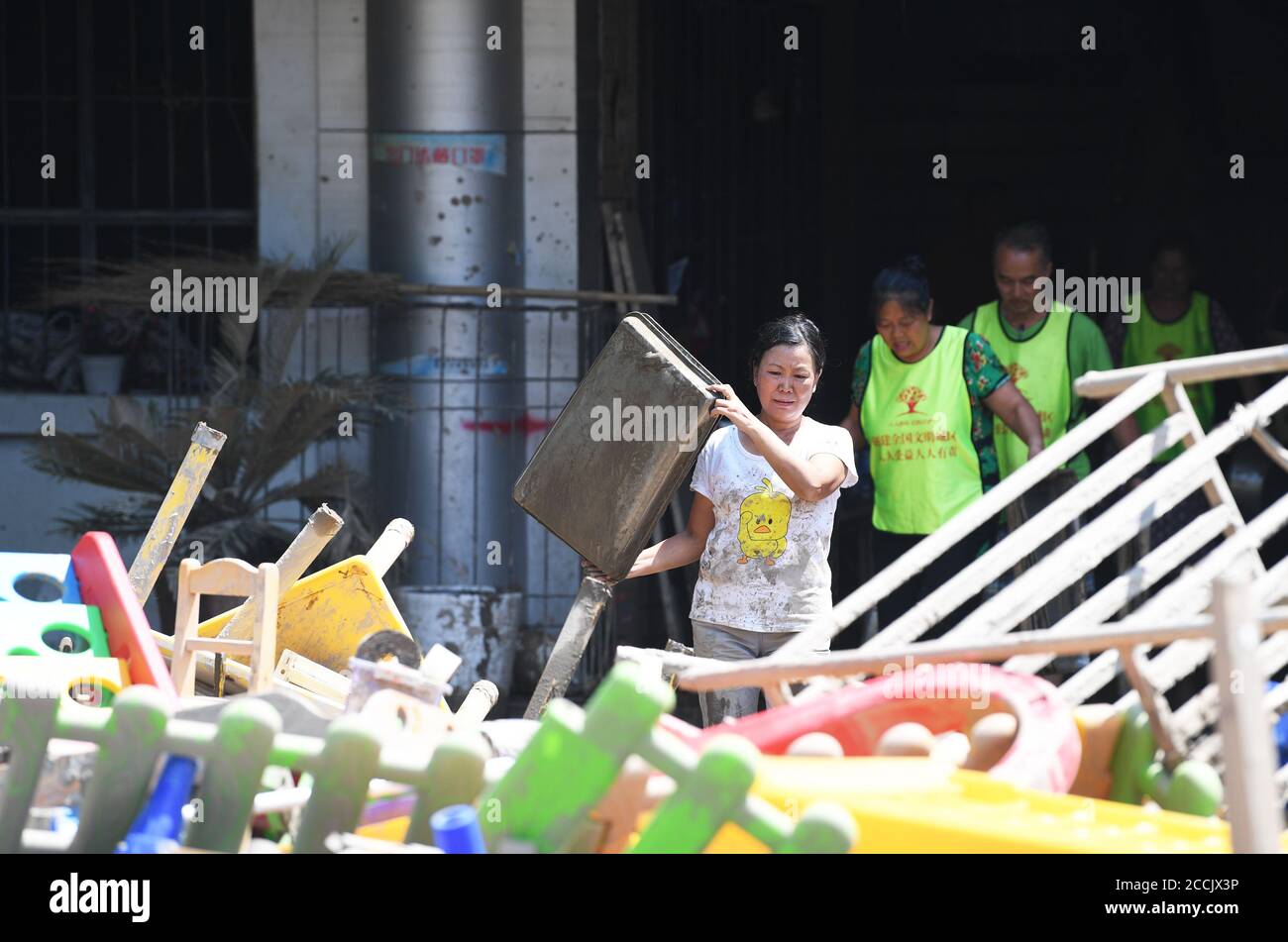 Chongqing. 23 agosto 2020. I volontari ripuliscono una scuola elementare a Guojiatuo, nel distretto di Jiangbei, nel sud-ovest del comune di Chongqing, 23 agosto 2020. I lavori di soccorso in caso di catastrofi sono in corso con la recidenza delle acque alluvionali. Credit: Wang Quanchao/Xinhua/Alamy Live News Foto Stock