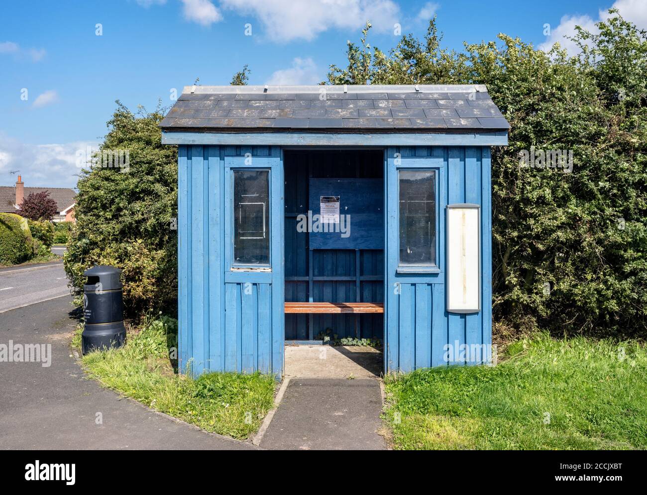 Blue Bus Shelter, Coldingham, Scottish Borders, Scozia, Regno Unito. Foto Stock