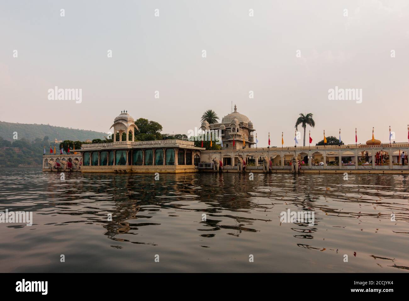 Jag Mandir, chiamato anche il Lake Garden Palace e costruito su un'isola nel lago Pichola a Udaipur in Rajasthan, India. Foto Stock