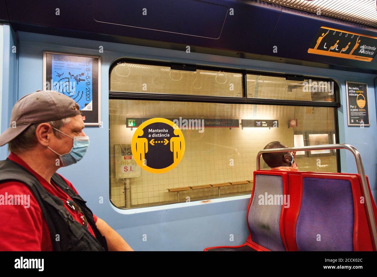 Lisbona, Lissabon, Portogallo, 16 agosto 2020. Treno sotterraneo con passeggeri e un cartello con la scritta corona con consigli per mantenere la distanza. © Peter Schatz/Alam Foto Stock