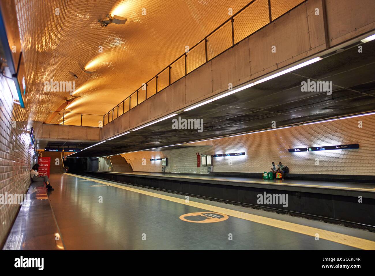 Lisbona, Lissabon, Portogallo, 16 agosto 2020. Treno sotterraneo con passeggeri e un cartello con la scritta corona con consigli per mantenere la distanza. © Peter Schatz/Alam Foto Stock