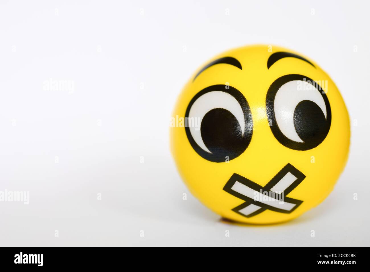 Smilie libertà di parola a bocca chiusa dittatura copia spazio. Foto Stock