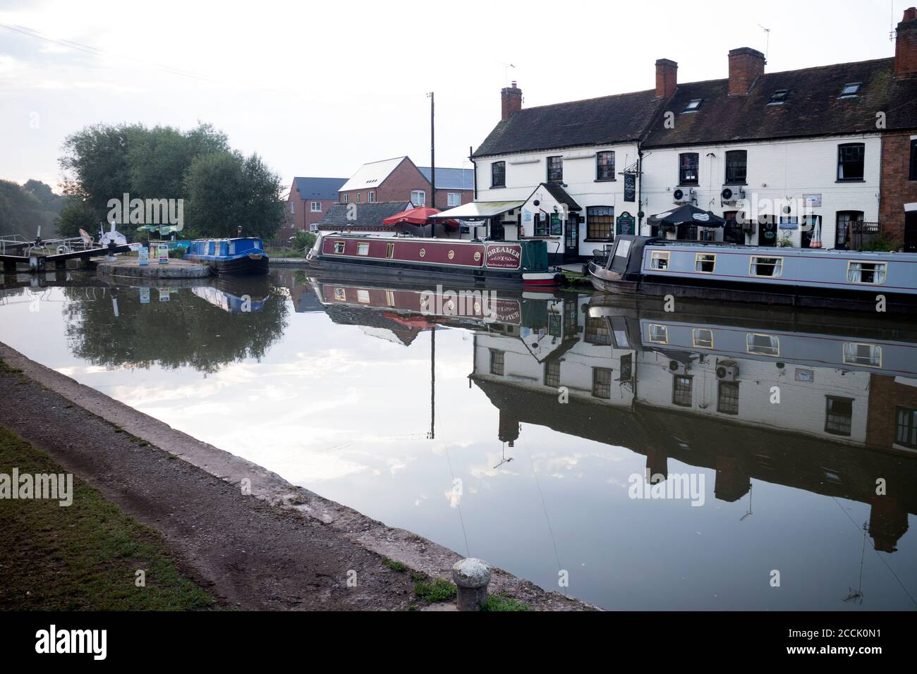 Il Grand Union Canal al Cape of Good Hope pub, la mattina presto in estate, Warwick, Regno Unito Foto Stock