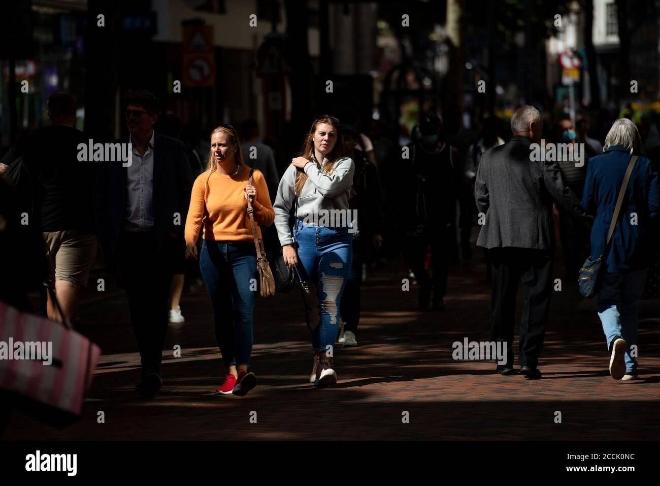 La gente nel centro di Birmingham dopo che è stato annunciato il venerdì che la città è stata aggiunta a una lista di orologi come una 'area di supporto migliorato', avvicinandola alle restrizioni localizzate di stile lockdown se l'aumento dei casi di cornavirus continua ad aumentare. Foto Stock