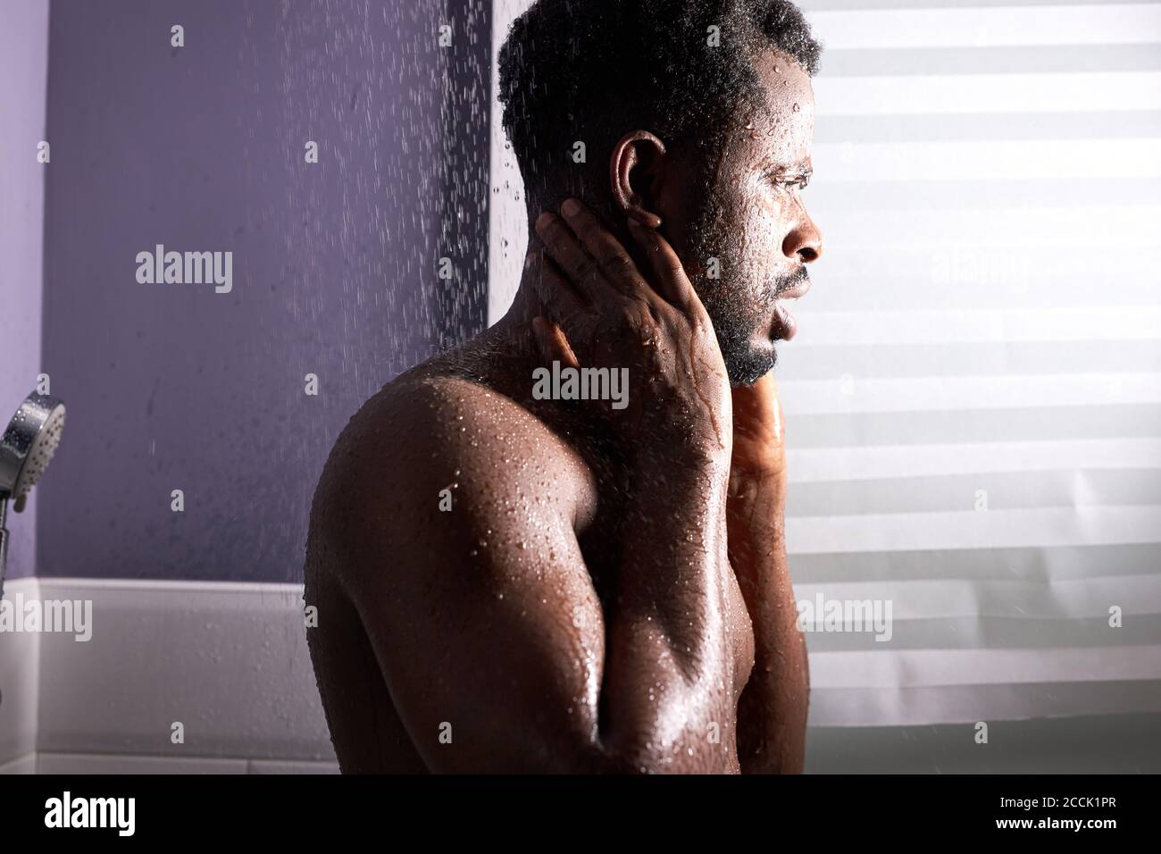 atletico sportivo africano prendere la doccia dopo l'allenamento sportivo,  fitness. lavare via sudore e stanchezza sotto l'acqua corrente Foto stock -  Alamy