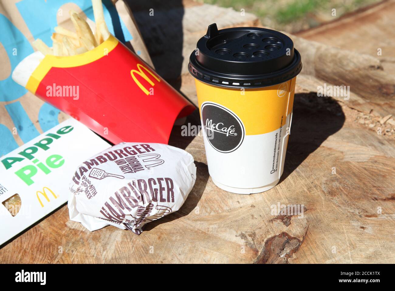 McDonald's Wrapped Hamburger, Large Fries e Hot Apple Pie, all'aperto, giorno di sole, 2020 Foto Stock